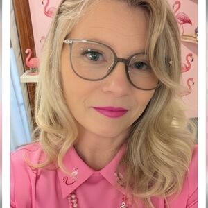 Meet your Posher, Dana